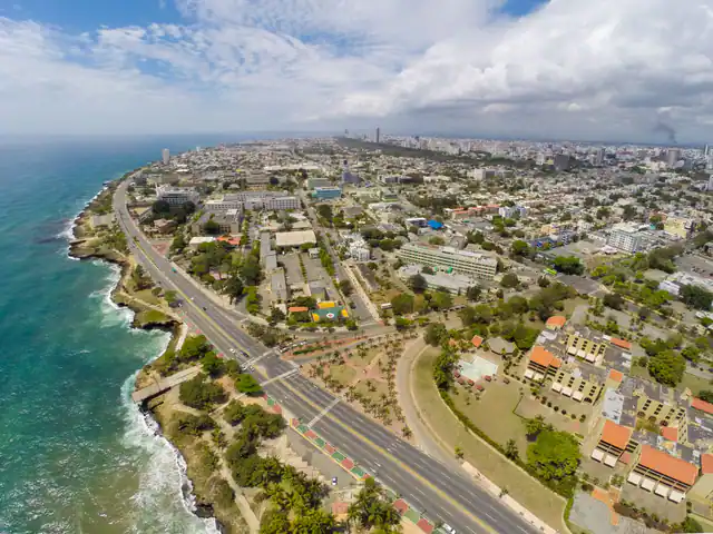 קו החוף של סנטו דומינגו והעיר במבט מלמעלה
